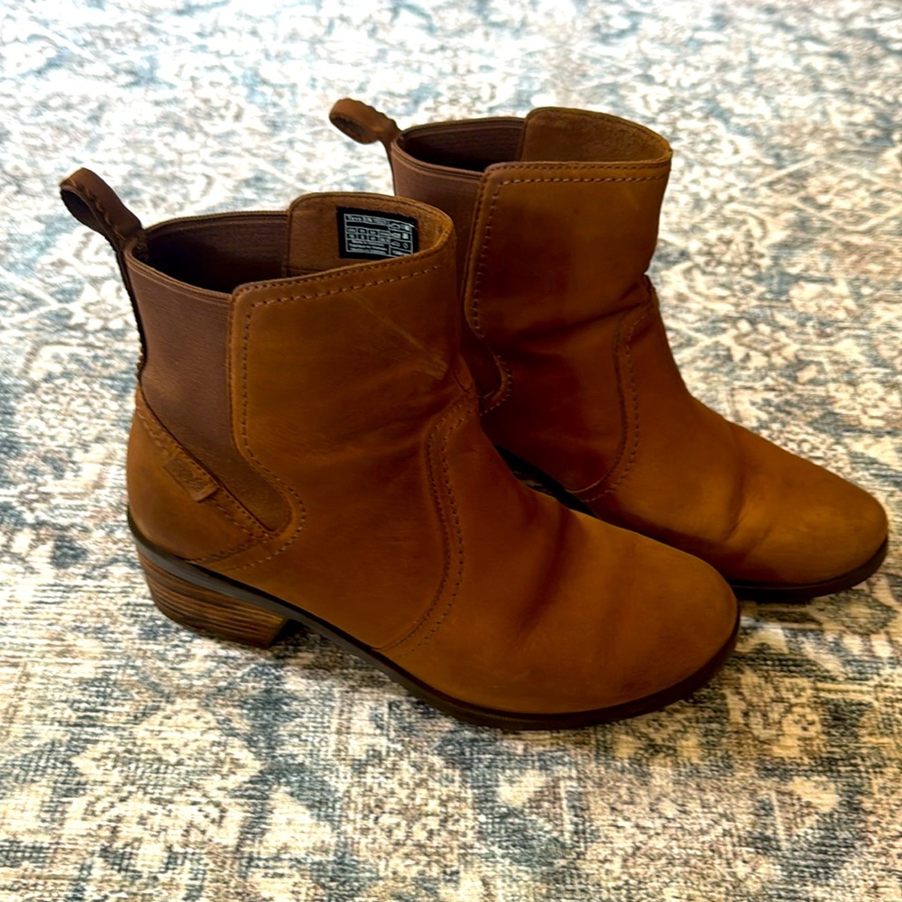 Teva Anya Chelsea boots